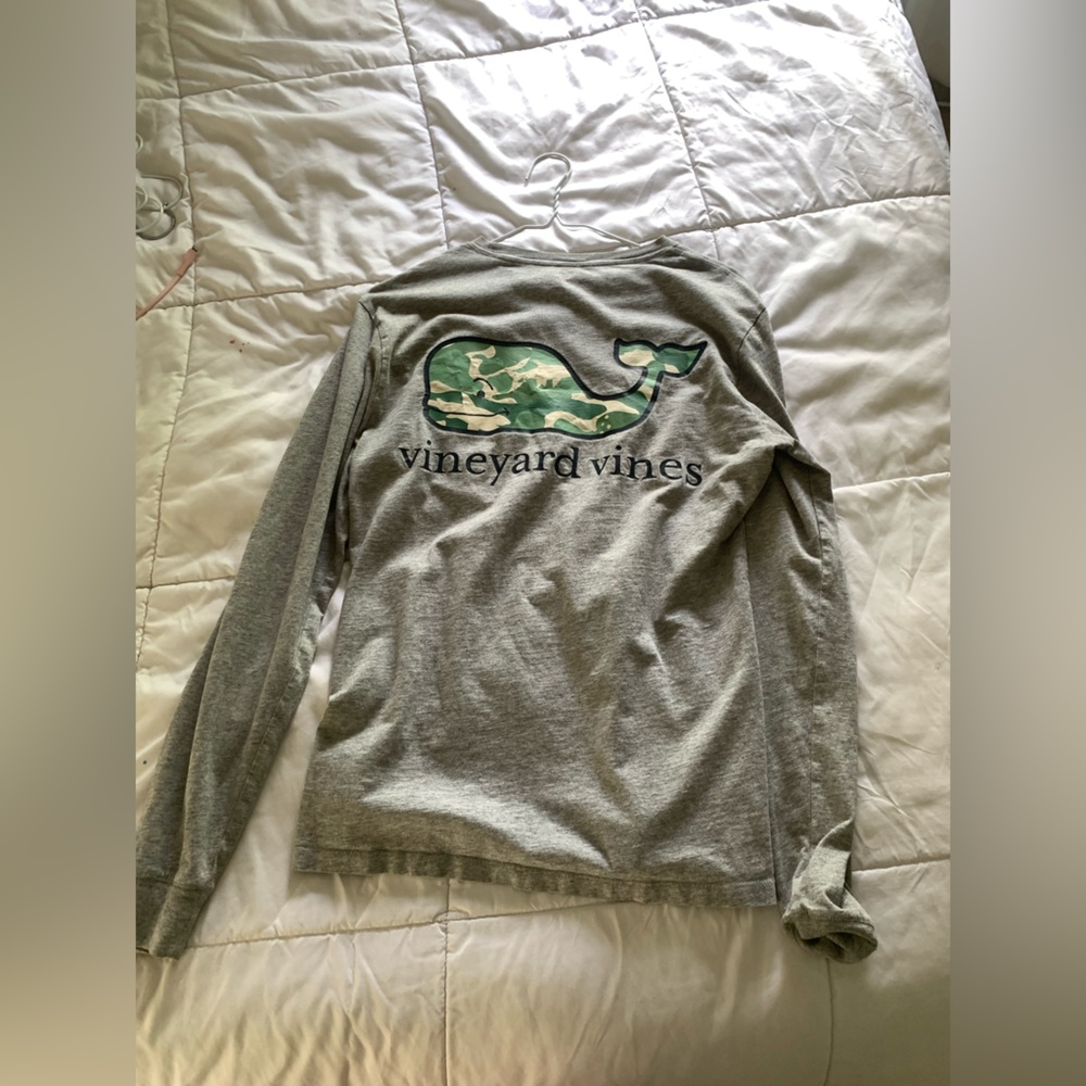 vineyard vines t shirt